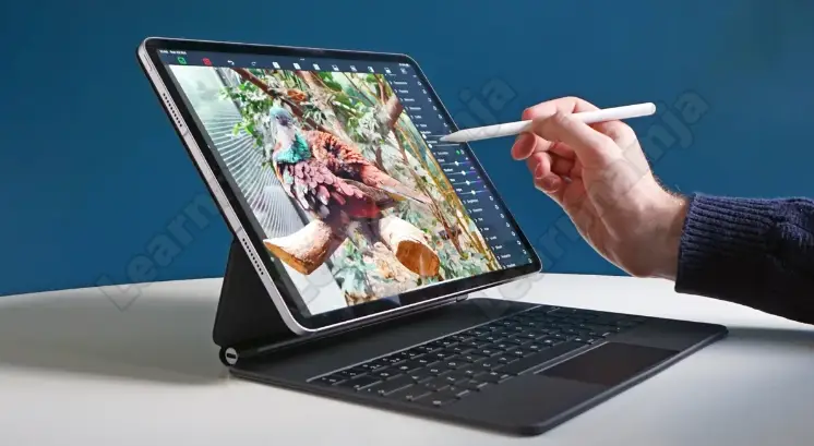 iPad Pro 12.9(2022)를 테이블에 올려놓은 모습