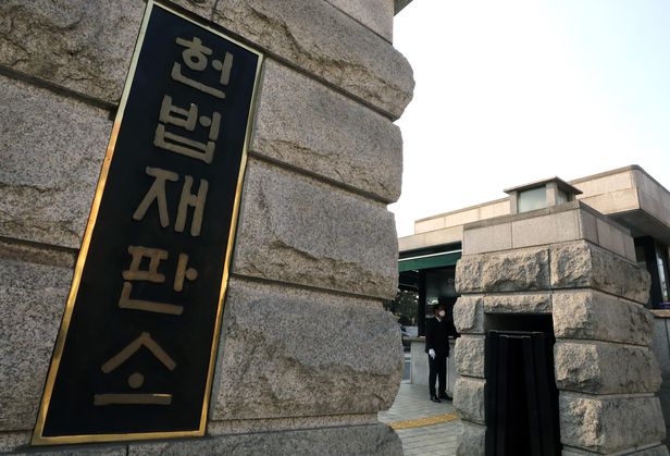  헌재 노동자 파업 업무방해죄 처벌 조항은 합헌 10년만에 결론 단순 파업 그 자체를 형사처벌의 대상으로 하는 것은 사실상 근로자의 노무제공의무를 형벌 위협으로 강제하는 것