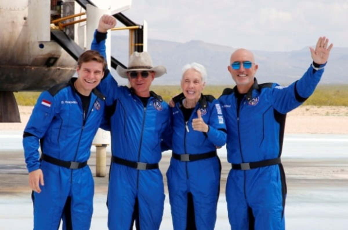 제프베이조스 아마존 창업자는 2021년 자신이 설립한 우주 개발회사 블루 오리진의 &#39;뉴 셰퍼드호&#39;를 타고 우주여행을 다녀왔다.