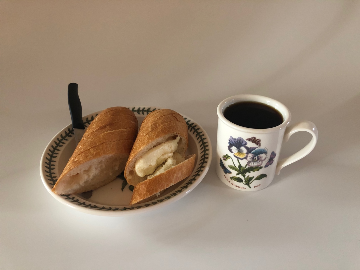  따뜻한 커피와 함께 먹으면 맛있는 파리바게뜨 "달콤한 연유 바게뜨"