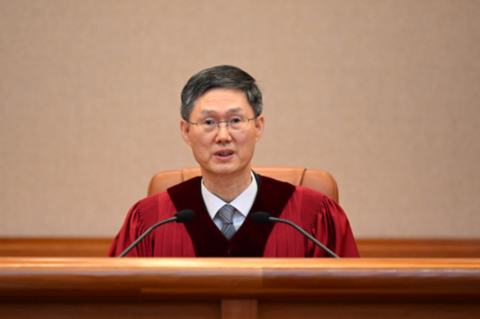 선고하는 재판소장