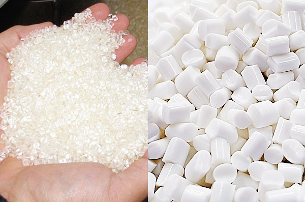 쌀과 같은 크기의 플라스틱 칩들