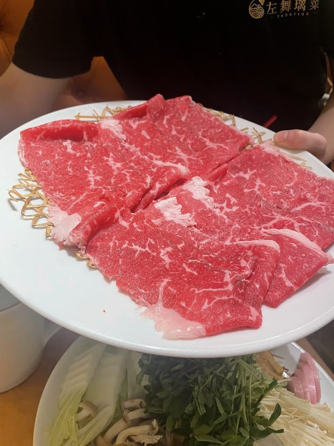 우리가 시킨 3000엔 대의 디너 스키야끼 코스. 기름이 많지 않은 부위였지만 나쁘지 않았다. 아주 맛있게 먹었다!
