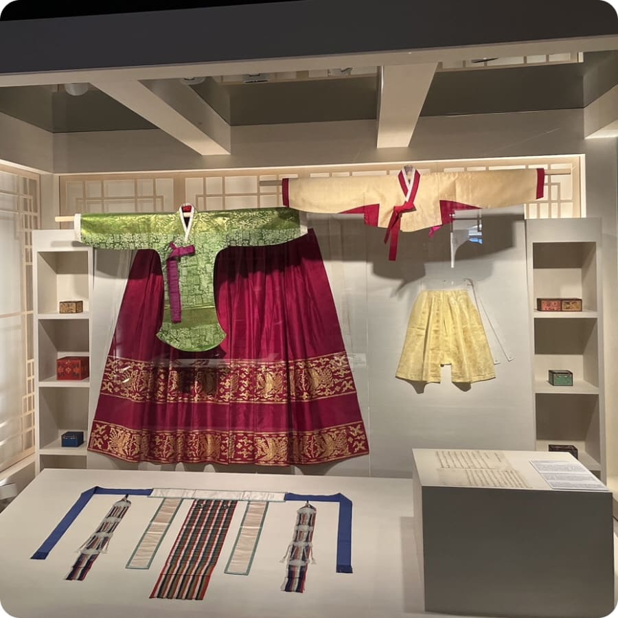 국립고궁박물관 2층에 전시된 조선시대 의복 