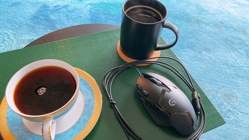 커피잔과 비교한 g402 마우스 이미지