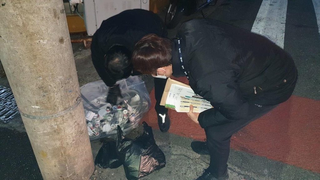  오토바이 타고 다니며 1년간 쓰레기 무단투기 식당업주 단속