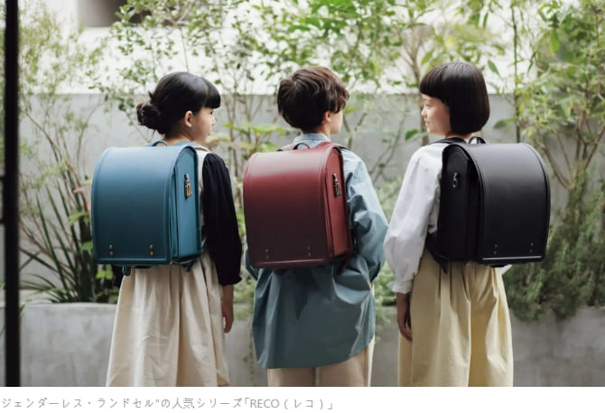한국 학부모 인기 일본 책가방 VIDEO:&ldquo;ピカピカ&rdquo;の新1年生にランドセルをプレゼント　町が保護者の負担を軽減