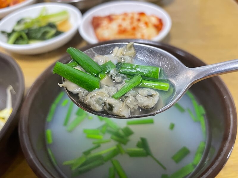 재첩을_숟가락으로_떠보니_한가득_