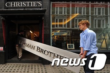 리먼사태, 리먼브라더스 간판을 내리고 있는 두 남자의 사진