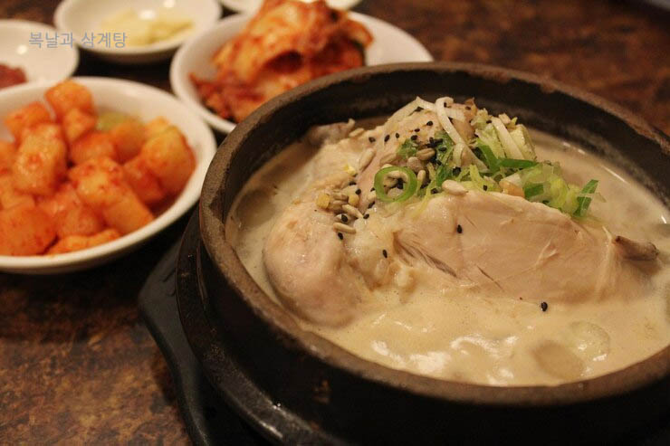 삼계탕은 복날에 즐겨먹는 보양식 이에요.