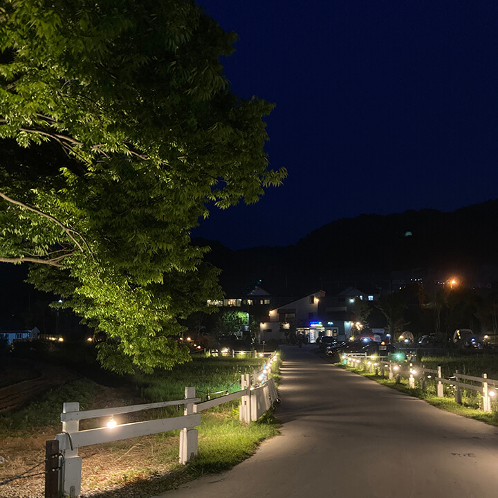 밤에-조명켜진-캠핑장-입구에서-찍은-사진