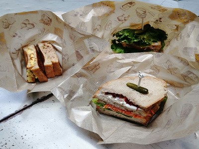 샌드위치가 종이 포장지 위에 올려져 있다.