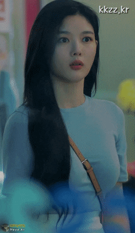  은근히(?) 글래머 편의점 샛별이.gif