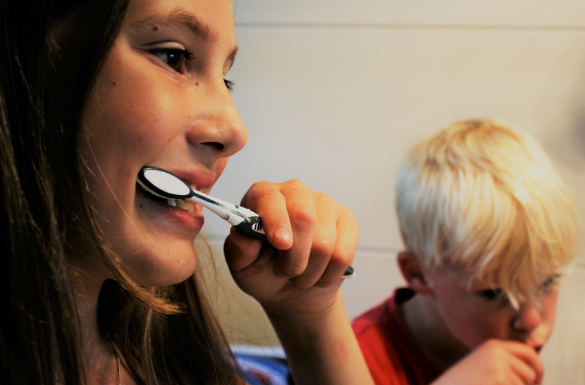 건강한 치아를 유지하기 위해 규칙적인 칫솔질은 필수적이다