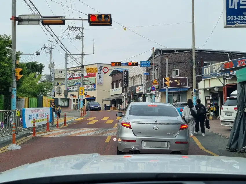 팰리세이드 하이브리드로 생활도로구역을 지나던 모습입니다.