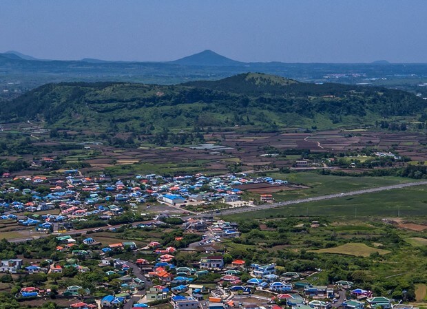 두산봉과 성산읍 전망