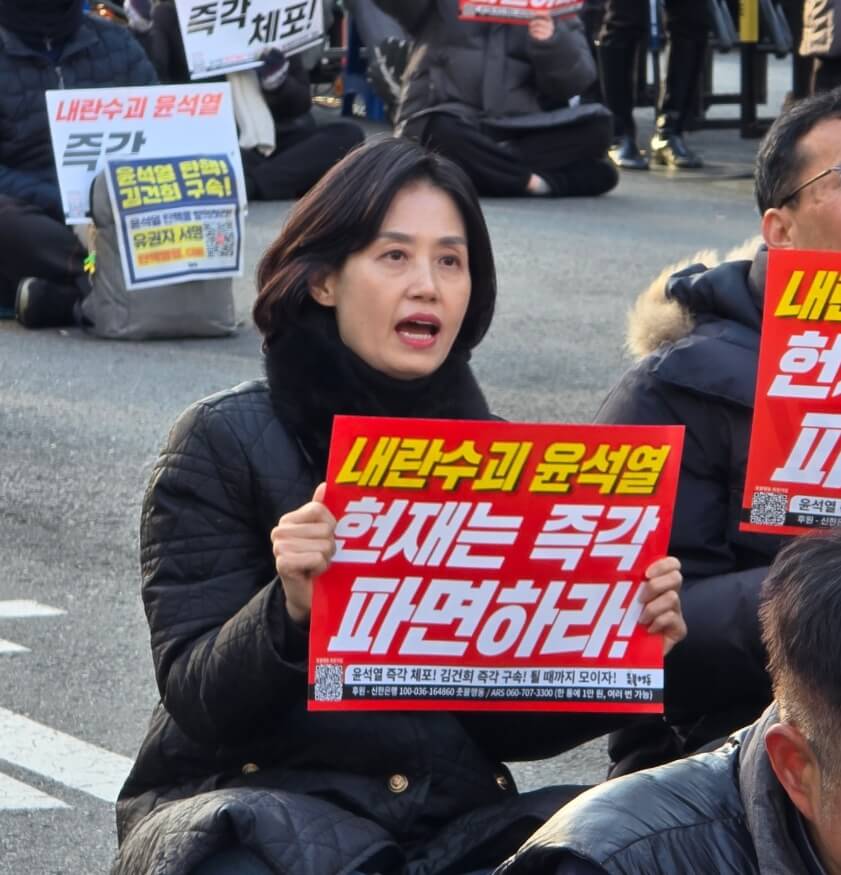 바닥에앉아있는-단발머리여성의모습