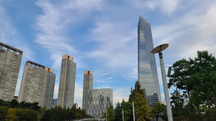 인천 송도에 위치한 높은 빌딩들의 사진