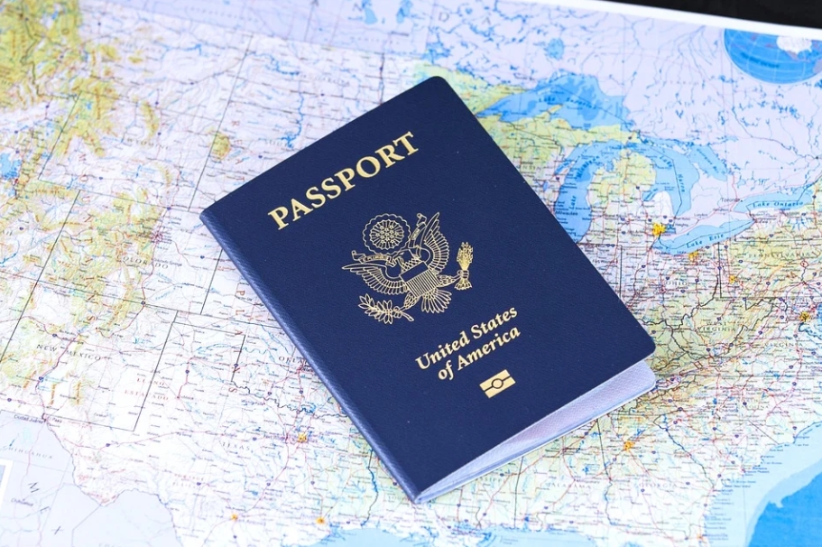 지도위에-여권이올려있는모습