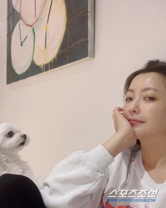  '168' 김희선, 딸 연아도 14살에 벌써 엄마 키? '필기 천재'에 이어 남다른 비율까지 [사진]