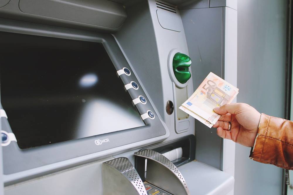  2022년부터 65세이상 고령층 은행 ATM 이용수수료 면제