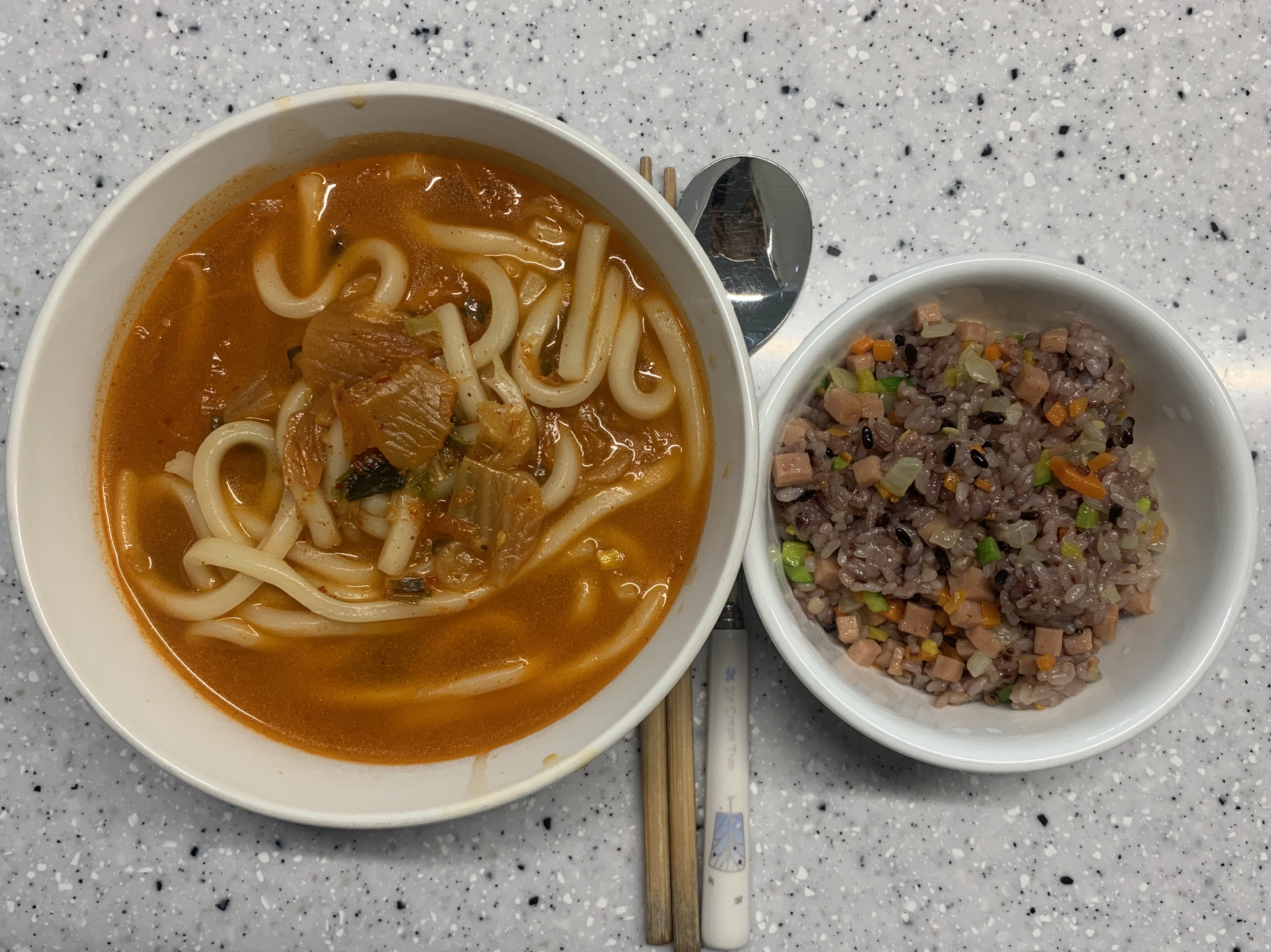  눈 오는 날에는 김치우동 -  풀무원 김치 뚝배기 우동을 먹어봤습니다.