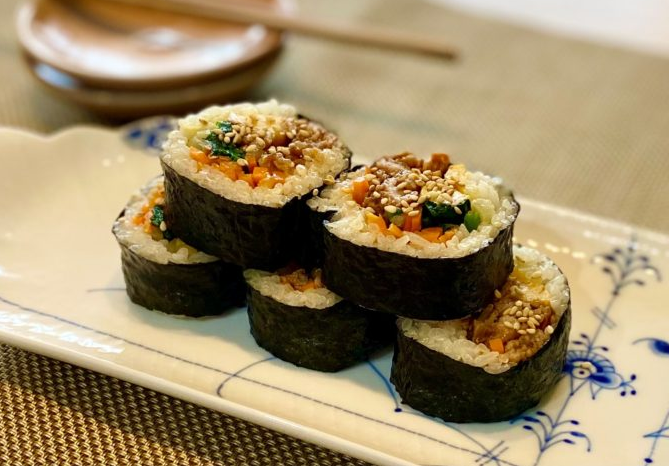  허리에 줄을 묶고 채취한 김