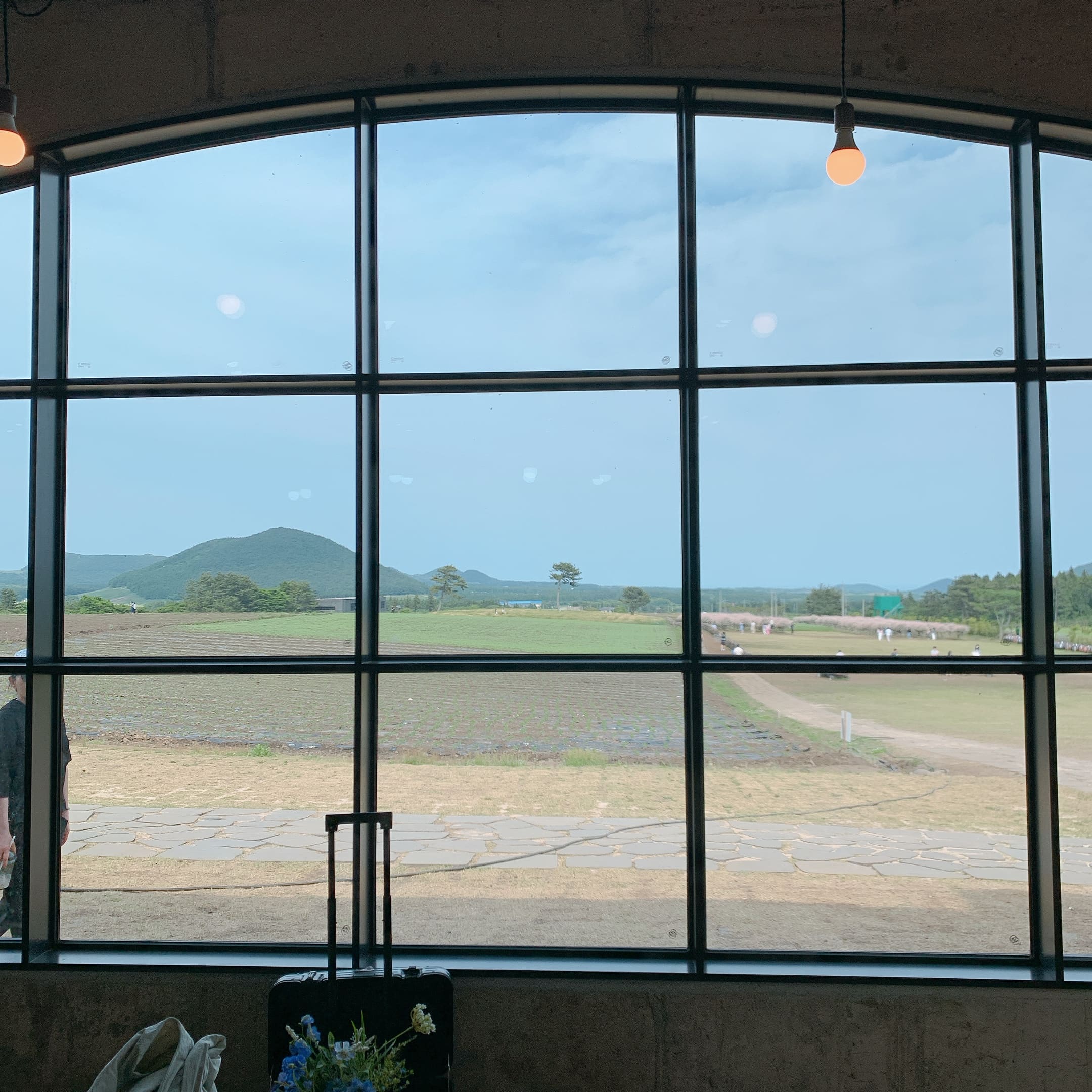 보롬왓 실내 쉼터에서 바라보는 창밖 풍경