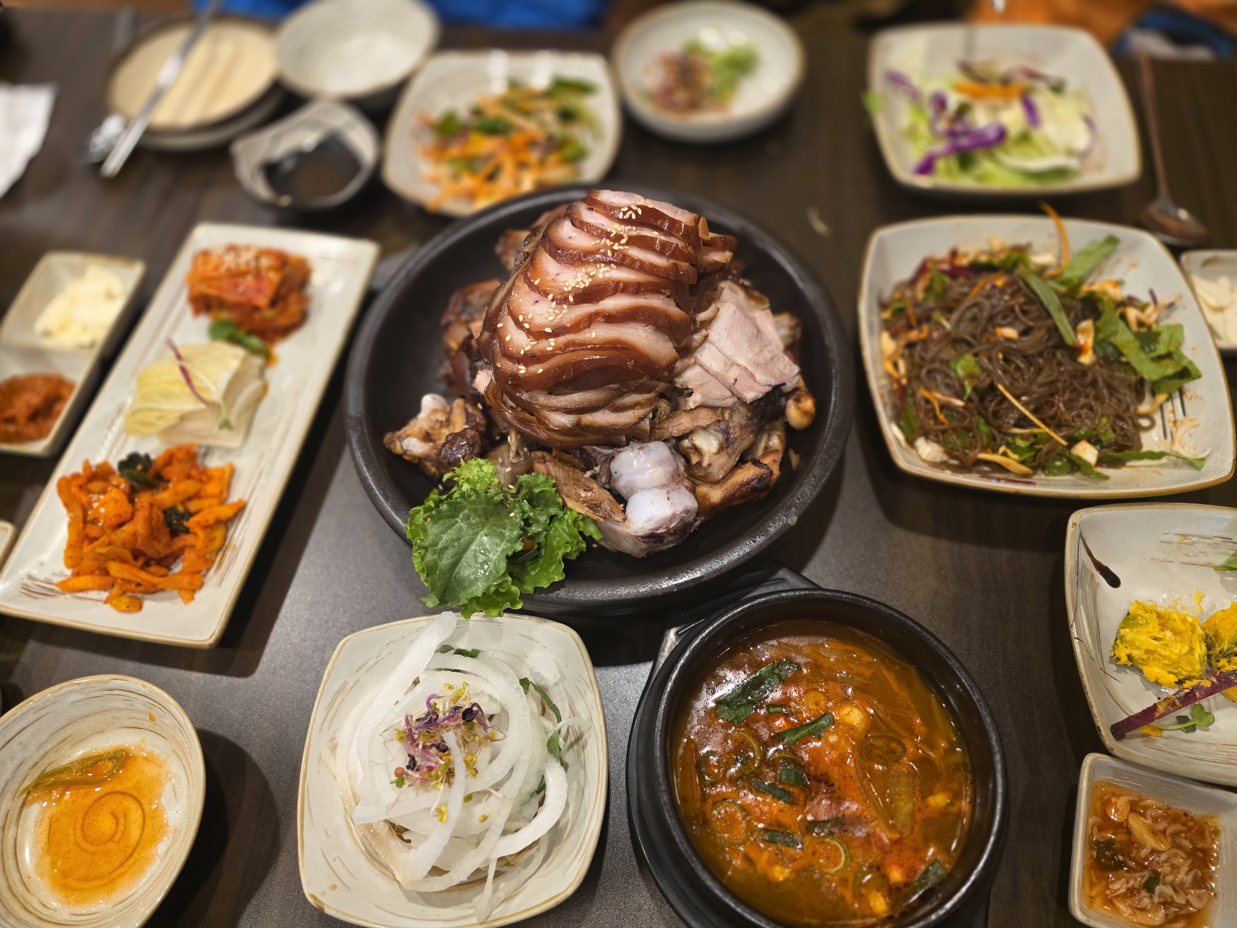Mayabokbunjawangjokbalbossam (마야복분자왕족발보쌈) 1