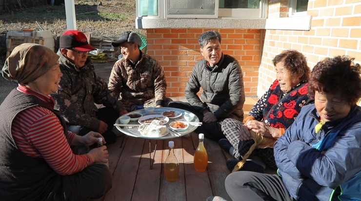 모여-있는-마을사람들