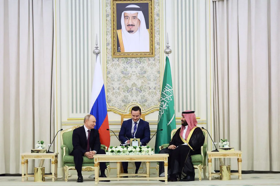 라디미르 푸틴 러시아 대통령과 모하메드 빈 살만 사우디 왕세자가 6년 2023월 &lt;&gt;일 사우디아라비아 리야드에서 열린 회담에 참석하고 있다.