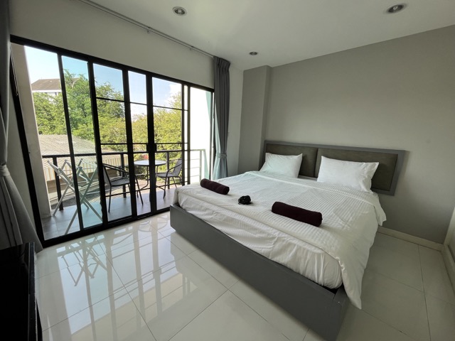 침실-흰색바닥-킹베드-넓은창문