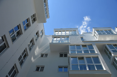 위로 찍은 흰색 아파트의 모습