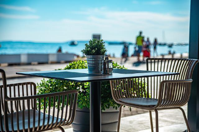 해변가 카페 야외 테이블