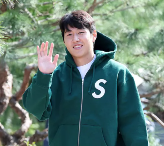  이강인 국대 소집 착장 정보 / 슈프림 후드집업 / 아디다스 캠퍼스