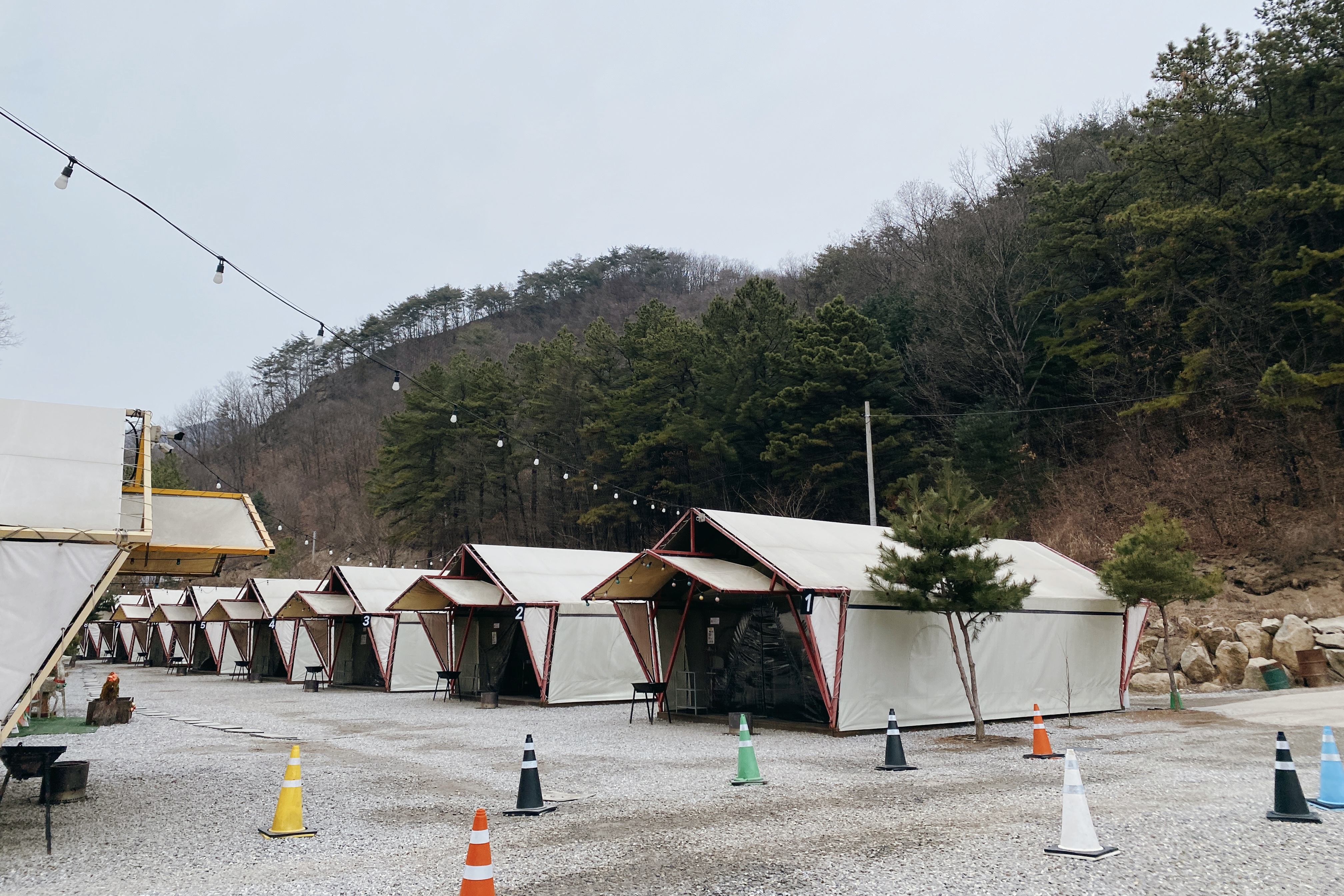 포천산호수 글램핑장은 수많은 계곡과 놀이시설을 갖추고 있으나 아쉬운 점이 몇 가지 있습니다. 1