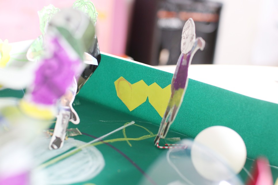 눈에 띄게 향상된 손끝과 창의력 유아 방문 미술 6개월째에 6