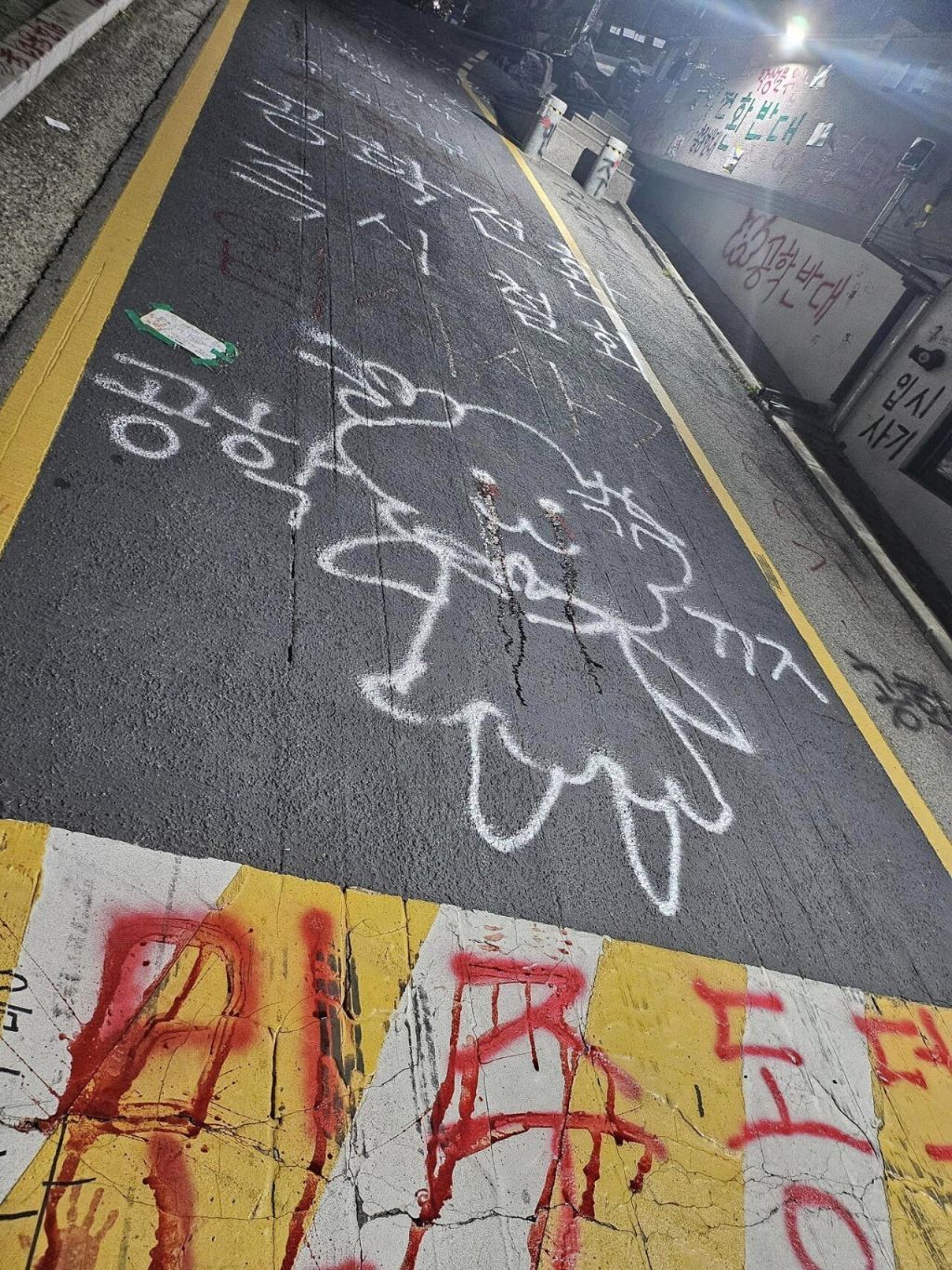 동덕여대 남녀공학 전환 논란 점거 시위 현장에 래커칠 대신 청테이프 등장... 청소 및 피해복구 금액 50억원에 쫄은 언냐들 - 동덕여대 사태를 본 청소업체 대표 "건물을 다시 짓는 수준" 동덕여대 남녀공학 전환 논란 점거 시위 현장에 래커칠 대신 청테이프 등장... 청소 및 피해복구 금액 50억원에 쫄은 언냐들 - 동덕여대 사태를 본 청소업체 대표 "건물을 다시 짓는 수준"