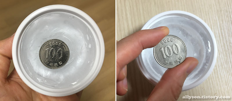 왼쪽은-흰색-플라스틱-용기-얼음-위에-100원짜리-동전이-올려져-있고-오른쪽은-손가락으로-100원짜리-동전을-잡고-있는-모습