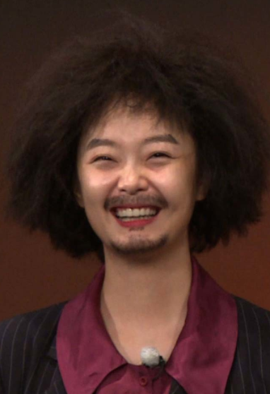 러닝맨 공식 홈페이지의 멤버소개 쇼킹 변경, 까불이 유재석, 잠원동 휴 그랜트 지석진, 김관장 김종국, 더러운 콧수염 하하, 적토마 송지효, A급 배우 버틀러 이광수, 양새형 동생 양세찬..