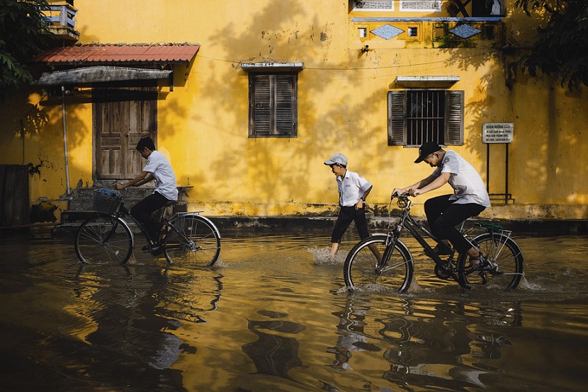 홍수-자전거-사람들-피해