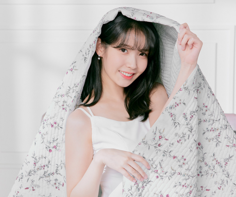  이브자리 아이유 이불 덮는 화보 4장