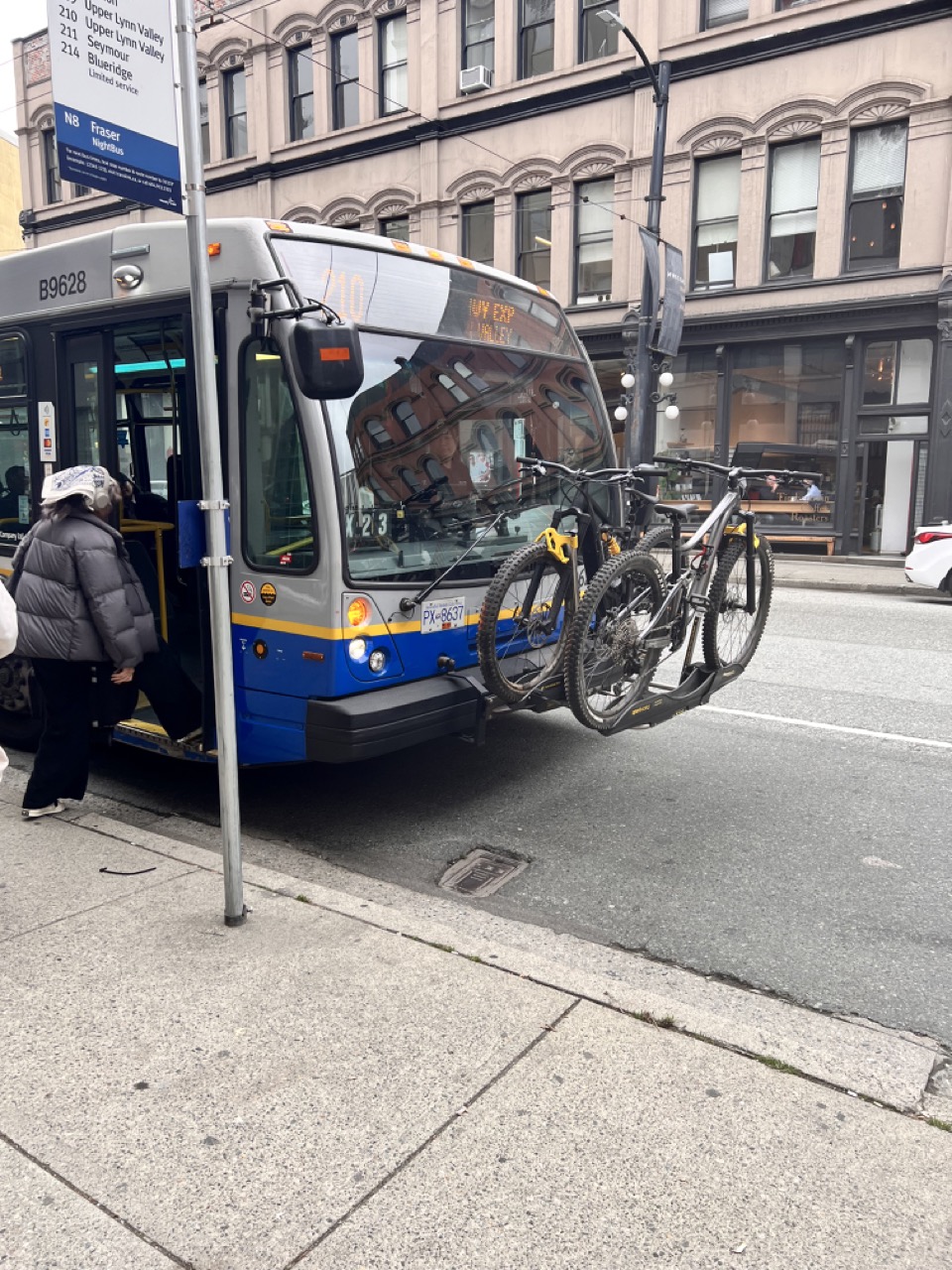 밴쿠버 버스는 신기하게 앞에 자전거를 실을 수 있다. 너무 좋은데 이건?