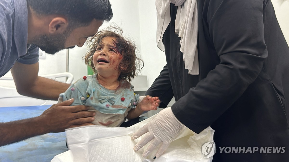 이스라엘 공습 후 불타는 라파지구 / 이스라엘 공습에 다친 팔레스타인 아기. 출처 연합뉴스