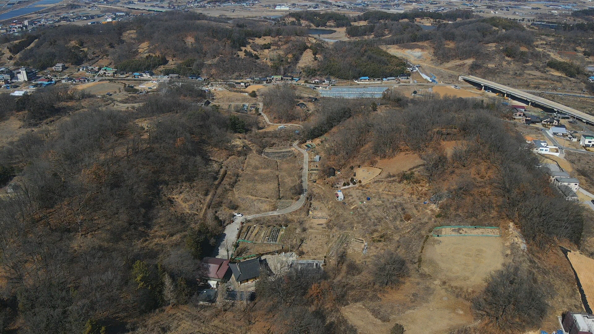 분지형태의 산성모습 / 사진 하단 남쪽 건물이 '작양사'