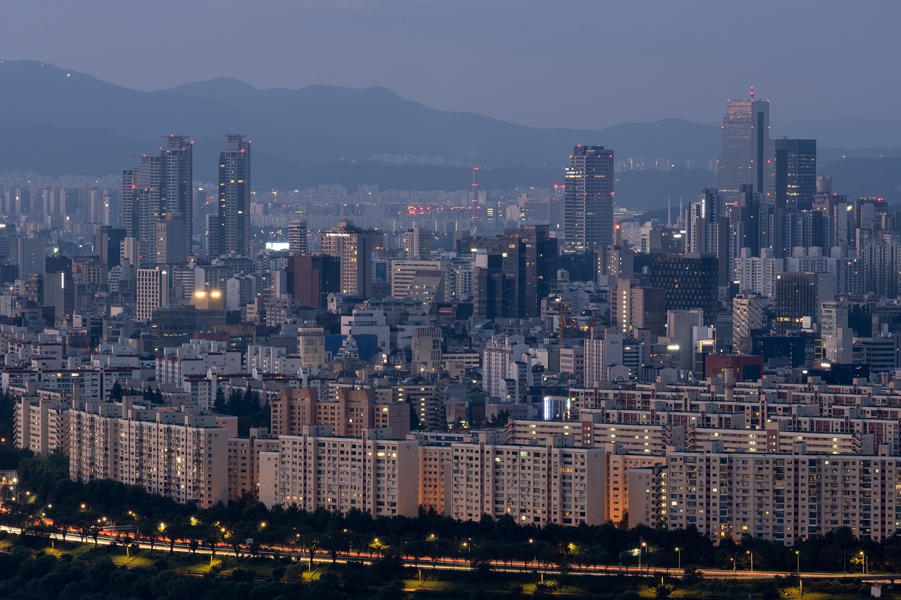 #강남 부동산 시장 분석: 최근 1년간 주요 변화와 전망 🏢