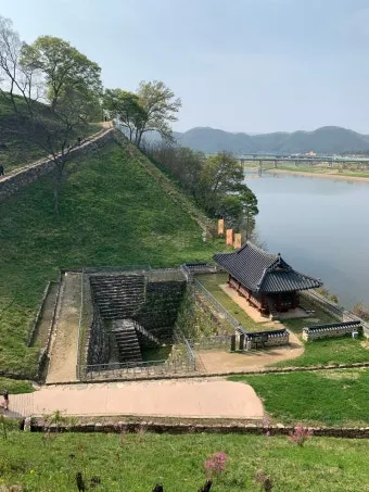 공주 공산성은 백제시대 475년부터 538년에 수도 방어와 왕궁 기능을 수행하던 산성입니다 금강을 끼고 해발 110m 능선에 축조된 포곡형_11
