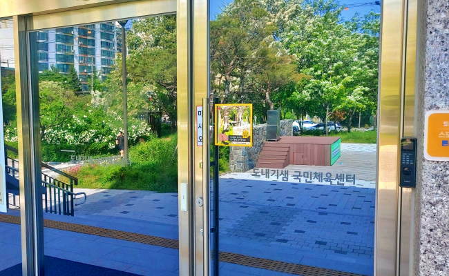 전주시설공단, ‘배려 거울’ 설치…뒷사람 배려! 전주시설공단, ‘배려 거울’ 설치…뒷사람 배려!