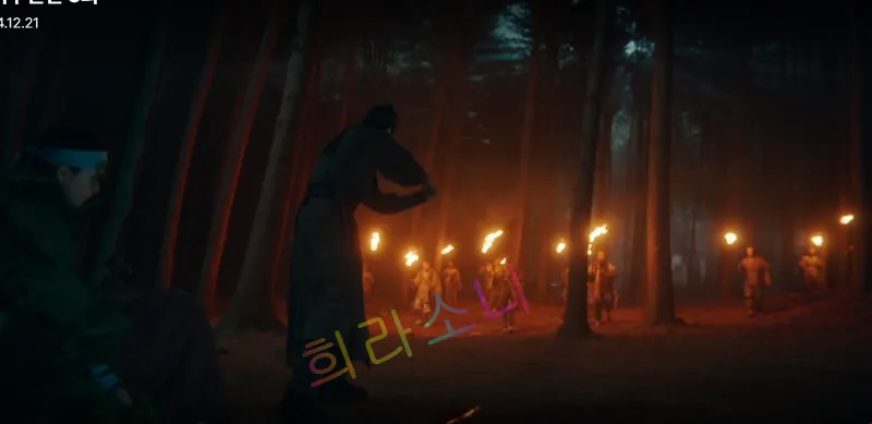 횃불을 든 사내들이 승휘를 향해 걸어오고 있다. 칼을 빼 든 승휘.