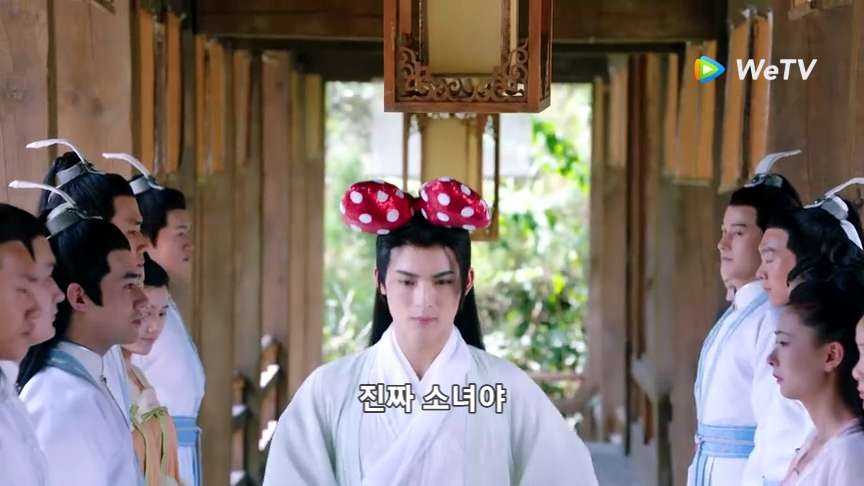 리본-머리띠를-하고-걷는-오사형-다들-웃음을-참고-있다